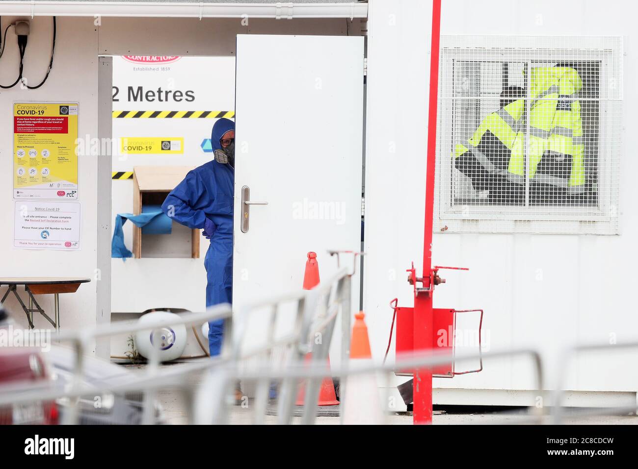 Les travailleurs d'une entreprise de nettoyage industriel effectuant un nettoyage en profondeur sur le site de construction Grangegorman East Quad à Dublin, qui s'inscrit dans le cadre du développement de deux nouveaux bâtiments pour les étudiants de l'Université technologique de Dublin. Le site a dû fermer temporairement après qu'un travailleur ait été testé positif pour Covid-19. Banque D'Images Les travailleurs d'une entreprise de nettoyage industriel effectuant un nettoyage en profondeur sur le site de construction Grangegorman East Quad à Dublin, qui s'inscrit dans le cadre du développement de deux nouveaux bâtiments pour les étudiants de l'Université technologique de Dublin. Le site a dû fermer temporairement après qu'un travailleur ait été testé positif pour Covid-19. Banque D'Images