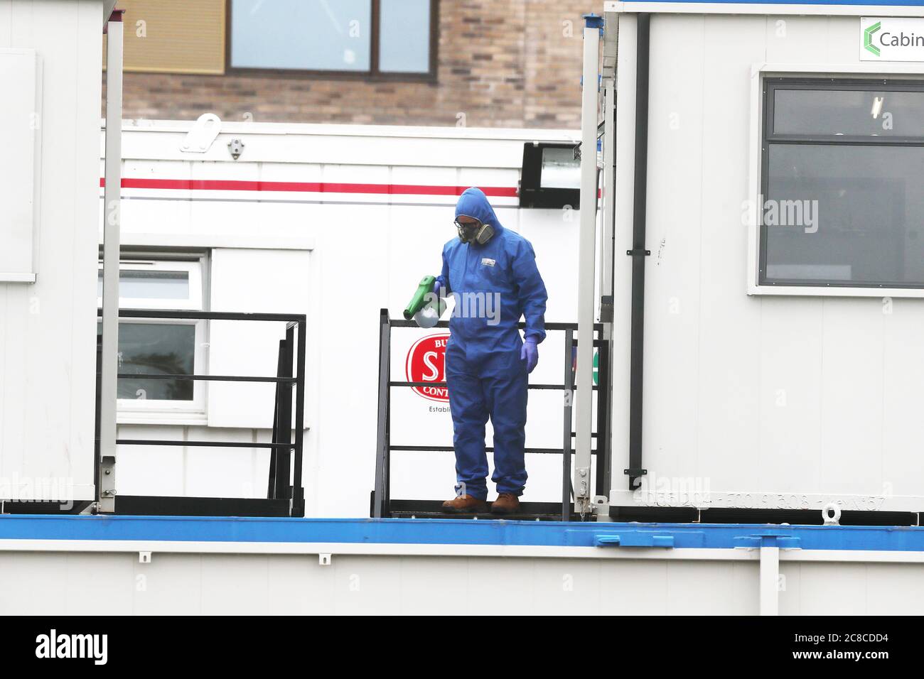 Travailleurs d'une entreprise de nettoyage industriel utilisant un pulvérisateur électrostatique pour le nettoyage en profondeur sur le site de construction Grangegorman East Quad à Dublin, qui s'inscrit dans le cadre du développement de deux nouveaux bâtiments pour les étudiants de l'Université technologique de Dublin. Le site a dû fermer temporairement après qu'un travailleur ait été testé positif pour Covid-19. Banque D'Images Travailleurs d'une entreprise de nettoyage industriel utilisant un pulvérisateur électrostatique pour le nettoyage en profondeur sur le site de construction Grangegorman East Quad à Dublin, qui s'inscrit dans le cadre du développement de deux nouveaux bâtiments pour les étudiants de l'Université technologique de Dublin. Le site a dû fermer temporairement après qu'un travailleur ait été testé positif pour Covid-19. Banque D'Images