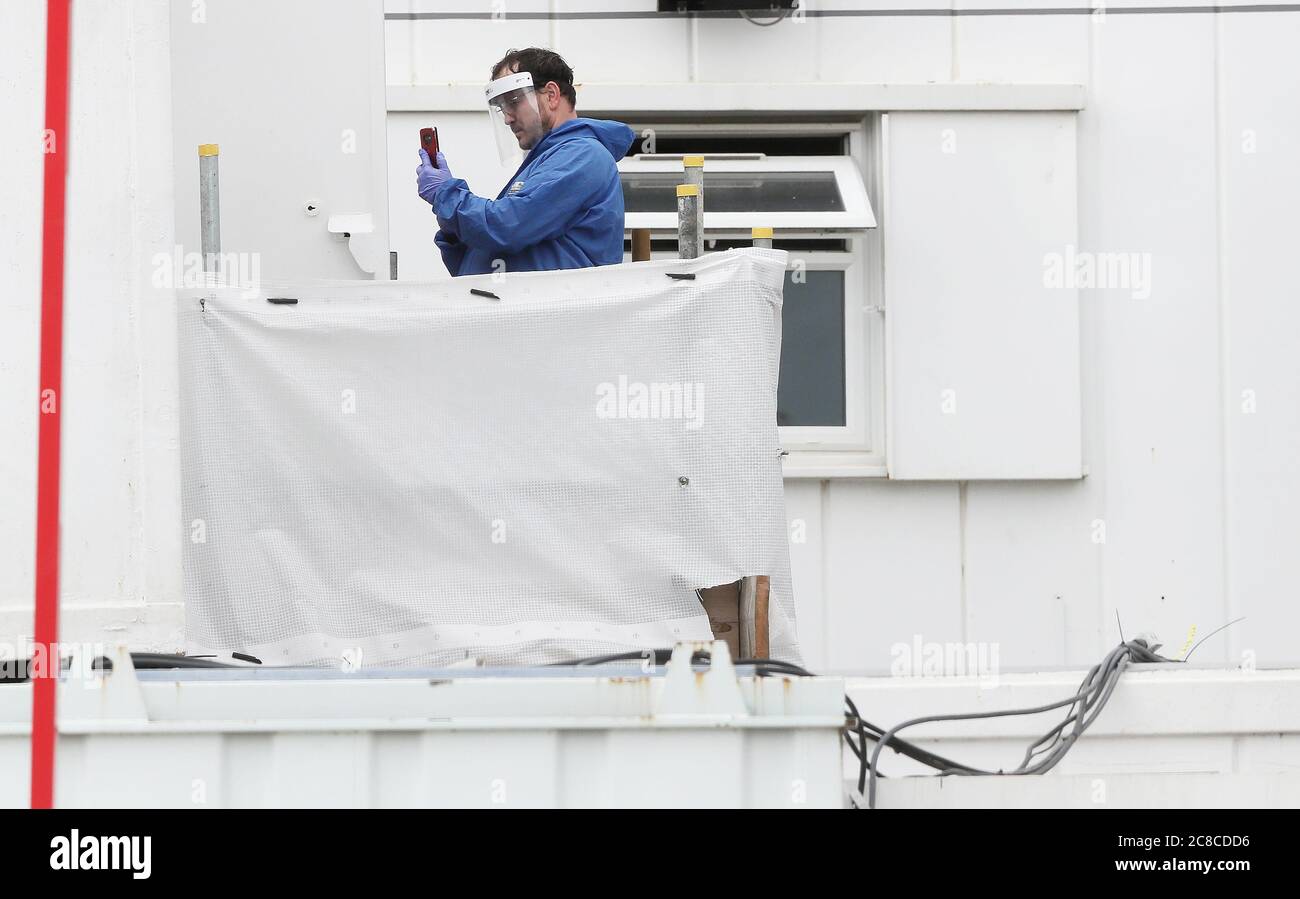 Les travailleurs d'une entreprise de nettoyage industriel effectuant un nettoyage en profondeur sur le site de construction Grangegorman East Quad à Dublin, qui s'inscrit dans le cadre du développement de deux nouveaux bâtiments pour les étudiants de l'Université technologique de Dublin. Le site a dû fermer temporairement après qu'un travailleur ait été testé positif pour Covid-19. Banque D'Images Les travailleurs d'une entreprise de nettoyage industriel effectuant un nettoyage en profondeur sur le site de construction Grangegorman East Quad à Dublin, qui s'inscrit dans le cadre du développement de deux nouveaux bâtiments pour les étudiants de l'Université technologique de Dublin. Le site a dû fermer temporairement après qu'un travailleur ait été testé positif pour Covid-19. Banque D'Images