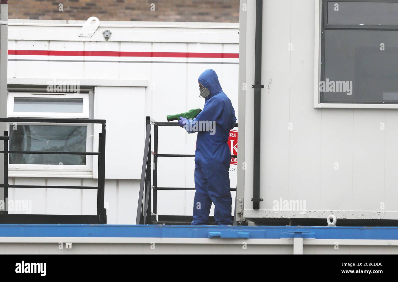 Travailleurs d'une entreprise de nettoyage industriel utilisant un pulvérisateur électrostatique pour le nettoyage en profondeur sur le site de construction Grangegorman East Quad à Dublin, qui s'inscrit dans le cadre du développement de deux nouveaux bâtiments pour les étudiants de l'Université technologique de Dublin. Le site a dû fermer temporairement après qu'un travailleur ait été testé positif pour Covid-19. Banque D'Images Travailleurs d'une entreprise de nettoyage industriel utilisant un pulvérisateur électrostatique pour le nettoyage en profondeur sur le site de construction Grangegorman East Quad à Dublin, qui s'inscrit dans le cadre du développement de deux nouveaux bâtiments pour les étudiants de l'Université technologique de Dublin. Le site a dû fermer temporairement après qu'un travailleur ait été testé positif pour Covid-19. Banque D'Images