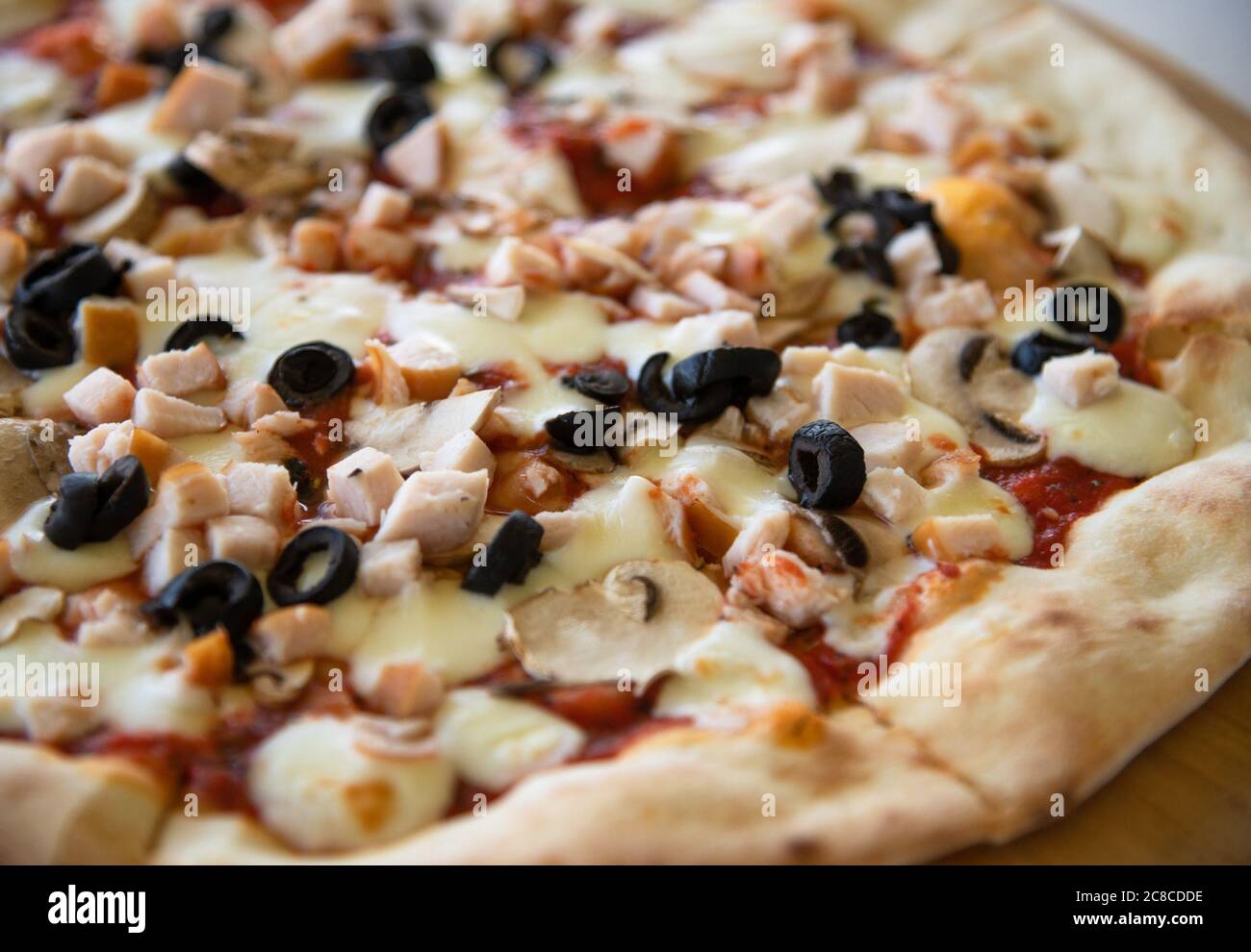 La pizza aux olives et aux champignons Banque D'Images