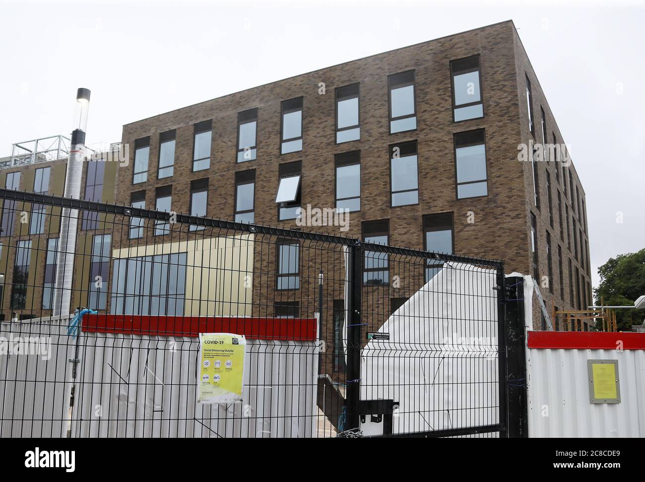 Le chantier de construction Grangegorman East Quad à Dublin, qui s'inscrit dans le cadre du développement de deux nouveaux bâtiments pour les étudiants de l'Université technologique de Dublin. Le site a dû fermer temporairement après qu'un travailleur ait été testé positif pour Covid-19. Banque D'Images Le chantier de construction Grangegorman East Quad à Dublin, qui s'inscrit dans le cadre du développement de deux nouveaux bâtiments pour les étudiants de l'Université technologique de Dublin. Le site a dû fermer temporairement après qu'un travailleur ait été testé positif pour Covid-19. Banque D'Images