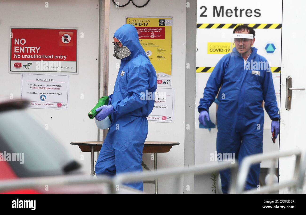 Travailleurs d'une entreprise de nettoyage industriel utilisant un pulvérisateur électrostatique pour le nettoyage en profondeur sur le site de construction Grangegorman East Quad à Dublin, qui s'inscrit dans le cadre du développement de deux nouveaux bâtiments pour les étudiants de l'Université technologique de Dublin. Le site a dû fermer temporairement après qu'un travailleur ait été testé positif pour Covid-19. Banque D'Images Travailleurs d'une entreprise de nettoyage industriel utilisant un pulvérisateur électrostatique pour le nettoyage en profondeur sur le site de construction Grangegorman East Quad à Dublin, qui s'inscrit dans le cadre du développement de deux nouveaux bâtiments pour les étudiants de l'Université technologique de Dublin. Le site a dû fermer temporairement après qu'un travailleur ait été testé positif pour Covid-19. Banque D'Images