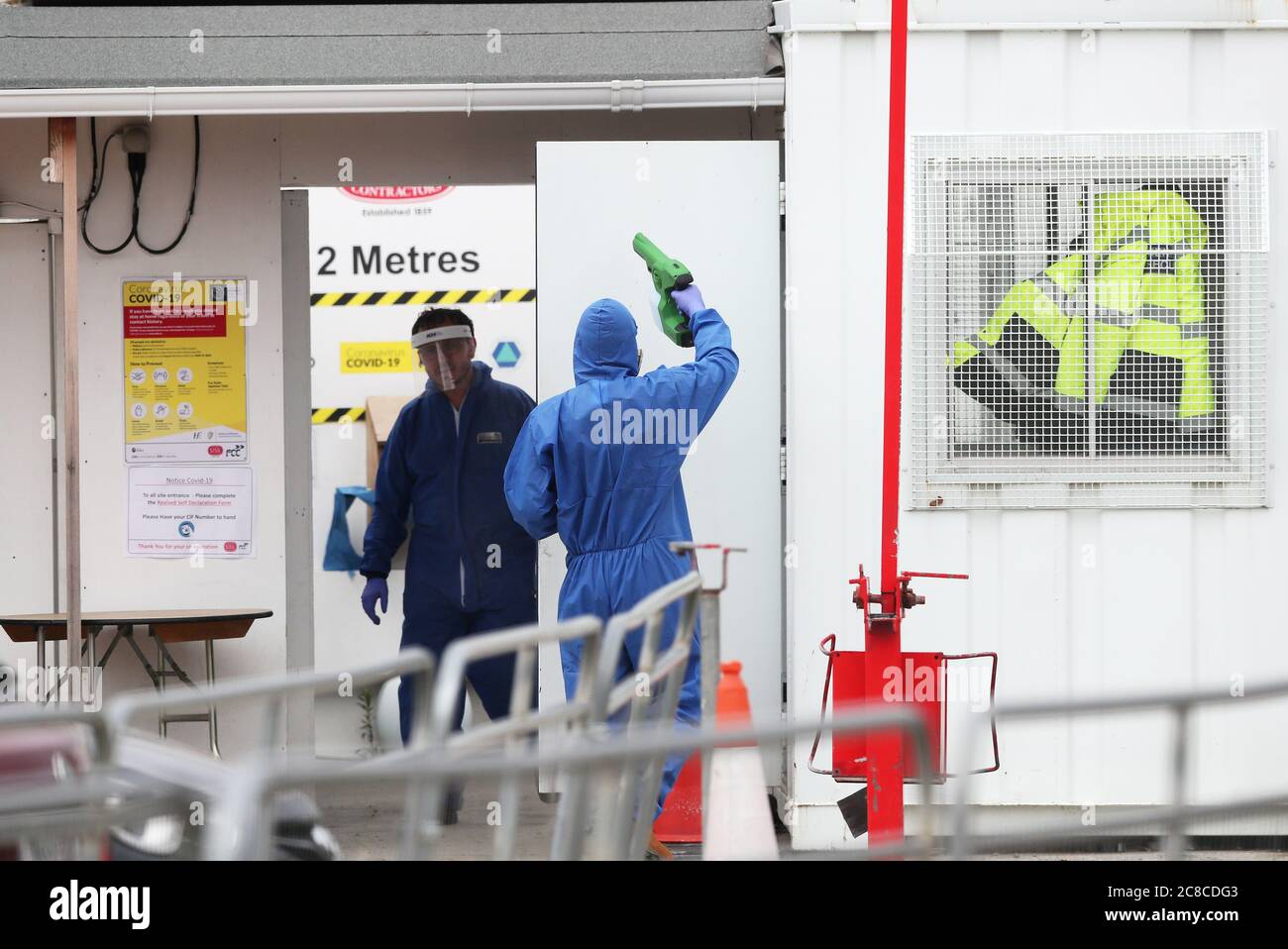 Travailleurs d'une entreprise de nettoyage industriel utilisant un pulvérisateur électrostatique pour le nettoyage en profondeur sur le site de construction Grangegorman East Quad à Dublin, qui s'inscrit dans le cadre du développement de deux nouveaux bâtiments pour les étudiants de l'Université technologique de Dublin. Le site a dû fermer temporairement après qu'un travailleur ait été testé positif pour Covid-19. Banque D'Images Travailleurs d'une entreprise de nettoyage industriel utilisant un pulvérisateur électrostatique pour le nettoyage en profondeur sur le site de construction Grangegorman East Quad à Dublin, qui s'inscrit dans le cadre du développement de deux nouveaux bâtiments pour les étudiants de l'Université technologique de Dublin. Le site a dû fermer temporairement après qu'un travailleur ait été testé positif pour Covid-19. Banque D'Images
