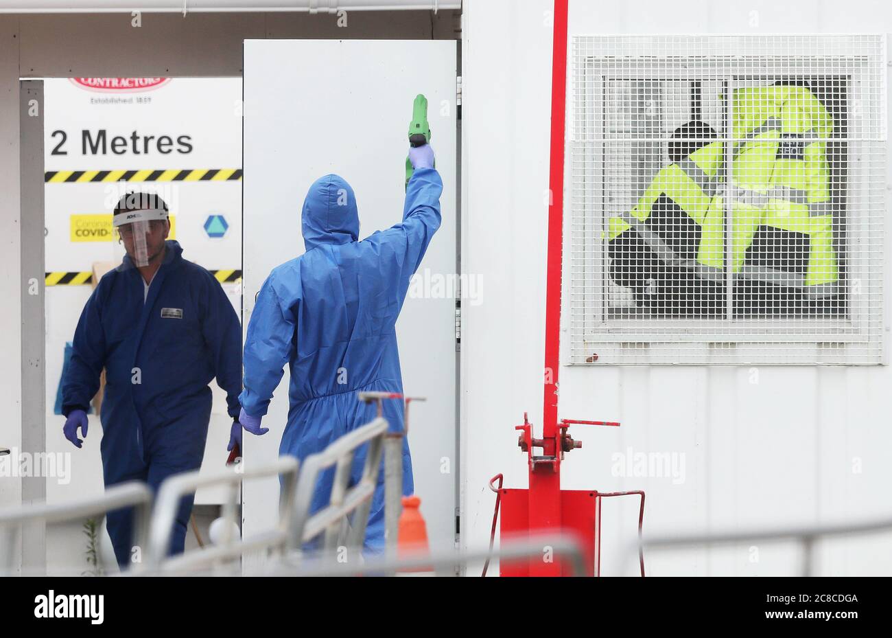 Travailleurs d'une entreprise de nettoyage industriel utilisant un pulvérisateur électrostatique pour le nettoyage en profondeur sur le site de construction Grangegorman East Quad à Dublin, qui s'inscrit dans le cadre du développement de deux nouveaux bâtiments pour les étudiants de l'Université technologique de Dublin. Le site a dû fermer temporairement après qu'un travailleur ait été testé positif pour Covid-19. Banque D'Images Travailleurs d'une entreprise de nettoyage industriel utilisant un pulvérisateur électrostatique pour le nettoyage en profondeur sur le site de construction Grangegorman East Quad à Dublin, qui s'inscrit dans le cadre du développement de deux nouveaux bâtiments pour les étudiants de l'Université technologique de Dublin. Le site a dû fermer temporairement après qu'un travailleur ait été testé positif pour Covid-19. Banque D'Images