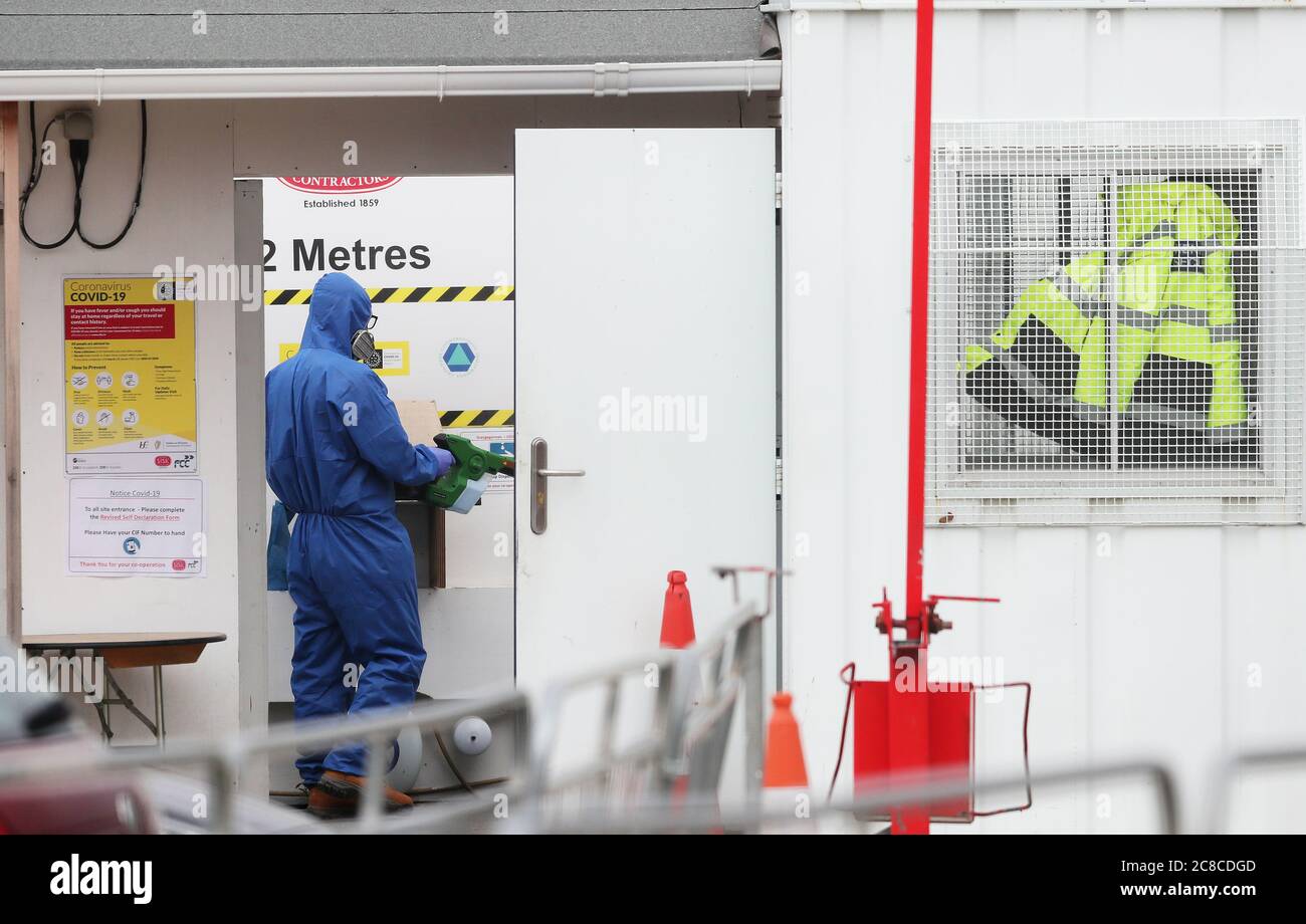 Travailleurs d'une entreprise de nettoyage industriel utilisant un pulvérisateur électrostatique pour le nettoyage en profondeur sur le site de construction Grangegorman East Quad à Dublin, qui s'inscrit dans le cadre du développement de deux nouveaux bâtiments pour les étudiants de l'Université technologique de Dublin. Le site a dû fermer temporairement après qu'un travailleur ait été testé positif pour Covid-19. Banque D'Images Travailleurs d'une entreprise de nettoyage industriel utilisant un pulvérisateur électrostatique pour le nettoyage en profondeur sur le site de construction Grangegorman East Quad à Dublin, qui s'inscrit dans le cadre du développement de deux nouveaux bâtiments pour les étudiants de l'Université technologique de Dublin. Le site a dû fermer temporairement après qu'un travailleur ait été testé positif pour Covid-19. Banque D'Images
