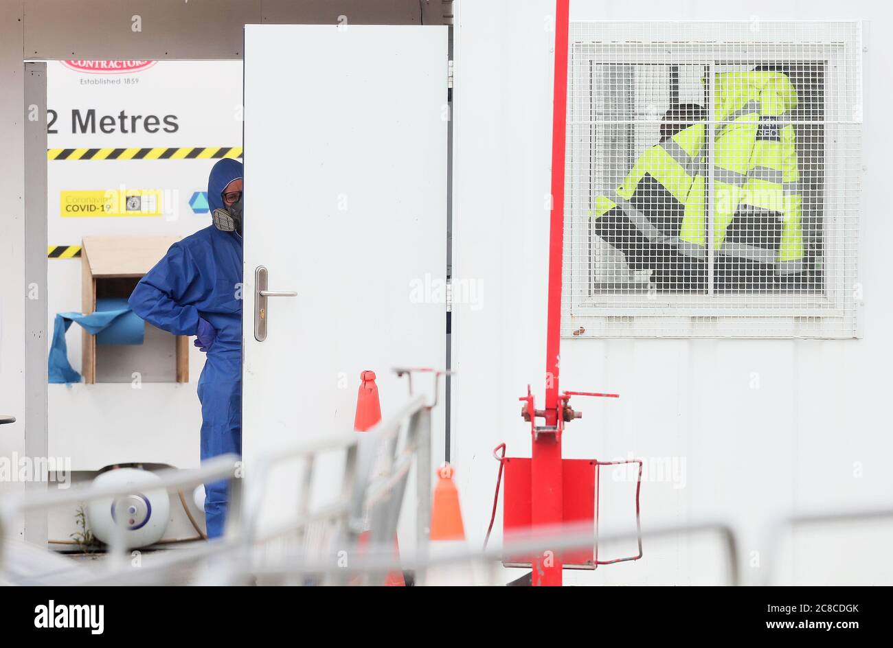 Les travailleurs d'une entreprise de nettoyage industriel effectuant un nettoyage en profondeur sur le site de construction Grangegorman East Quad à Dublin, qui s'inscrit dans le cadre du développement de deux nouveaux bâtiments pour les étudiants de l'Université technologique de Dublin. Le site a dû fermer temporairement après qu'un travailleur ait été testé positif pour Covid-19. Banque D'Images Les travailleurs d'une entreprise de nettoyage industriel effectuant un nettoyage en profondeur sur le site de construction Grangegorman East Quad à Dublin, qui s'inscrit dans le cadre du développement de deux nouveaux bâtiments pour les étudiants de l'Université technologique de Dublin. Le site a dû fermer temporairement après qu'un travailleur ait été testé positif pour Covid-19. Banque D'Images