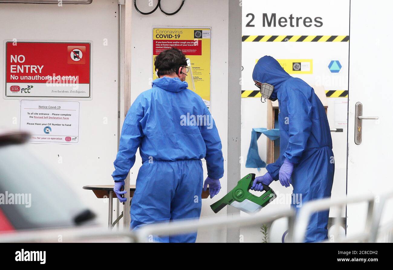 Travailleurs d'une entreprise de nettoyage industriel utilisant un pulvérisateur électrostatique pour le nettoyage en profondeur sur le site de construction Grangegorman East Quad à Dublin, qui s'inscrit dans le cadre du développement de deux nouveaux bâtiments pour les étudiants de l'Université technologique de Dublin. Le site a dû fermer temporairement après qu'un travailleur ait été testé positif pour Covid-19. Banque D'Images Travailleurs d'une entreprise de nettoyage industriel utilisant un pulvérisateur électrostatique pour le nettoyage en profondeur sur le site de construction Grangegorman East Quad à Dublin, qui s'inscrit dans le cadre du développement de deux nouveaux bâtiments pour les étudiants de l'Université technologique de Dublin. Le site a dû fermer temporairement après qu'un travailleur ait été testé positif pour Covid-19. Banque D'Images