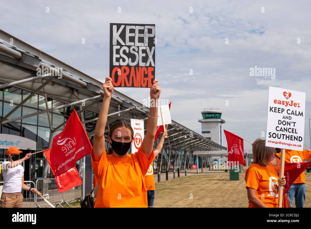 Le personnel d'easyJet protestant devant l'aéroport de Londres Southend, manifestant contre les pertes d'emplois potentielles dans la compagnie aérienne en raison de la fermeture de la base COVID-19 Banque D'Images