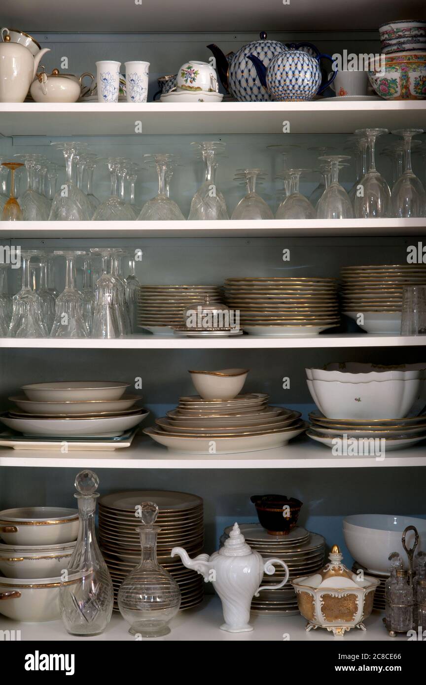 Coin repas, style contemporain, placard mural, vaisselle et verres. Banque D'Images