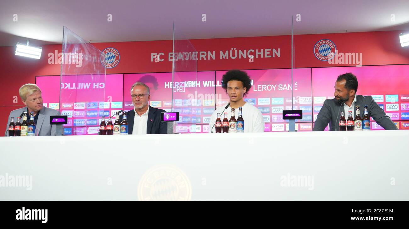 De gauche à droite : Oliver KAHN (président de direction désigné FCB), Karl Heinz RUMMENIGGE, (président de direction), Leroy SANE (FC Bayern Munich), Hasan SALIHAMIDZIC (directeur sportif FC Bayern Munich) - séparé des panneaux de plexiglas en raison du virus corexipona. Présentation, présentation Leroy SANE (FC Bayern Munich), conférence de presse, FC Bayern Munich. Football 1. Bundesliga, saison 2019/2020, le 23 juillet 2020. Photo de piscine FC Bayern Munich via Sven Simon Fotoagentur GmbH & Co. Photo de presse KG # Prinzess-Luise-Str. 41 # 45479 M uelheim/R uhr # Tél 0208/9413250 # Fax. 0208/9413260 # GLS Banque # BLZ 430 609 67 # Banque D'Images