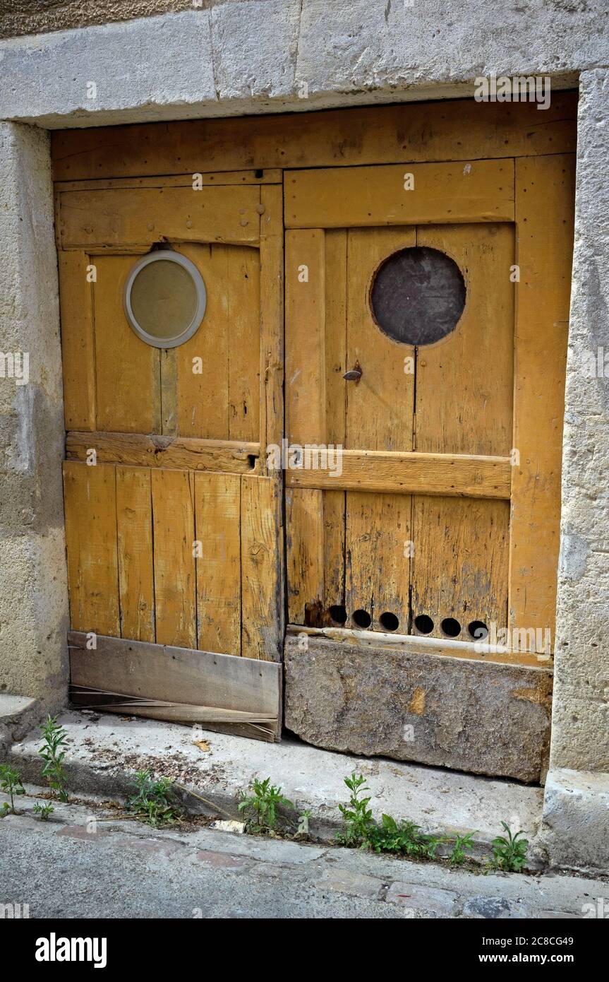 Portes jaunes d'une maison de Cessenon-sur-Orb Banque D'Images