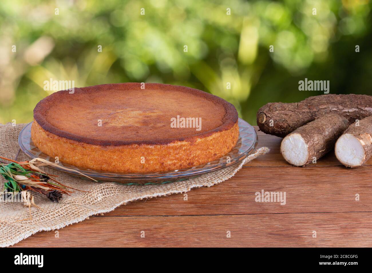 Gateau Au Manioc Sur Table En Bois Avec Fond Vert Copier L Espace Photo Stock Alamy