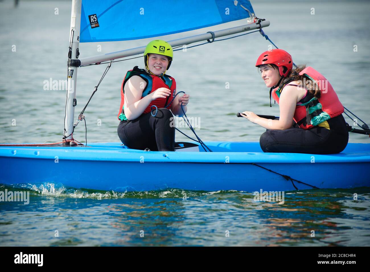 Enfants naviguant dans le Solent. Les enfants apprennent à naviguer sur Quba dinghies en une douce brise. Après deux leçons, ils naviguent sur la rivière Itchen. Banque D'Images