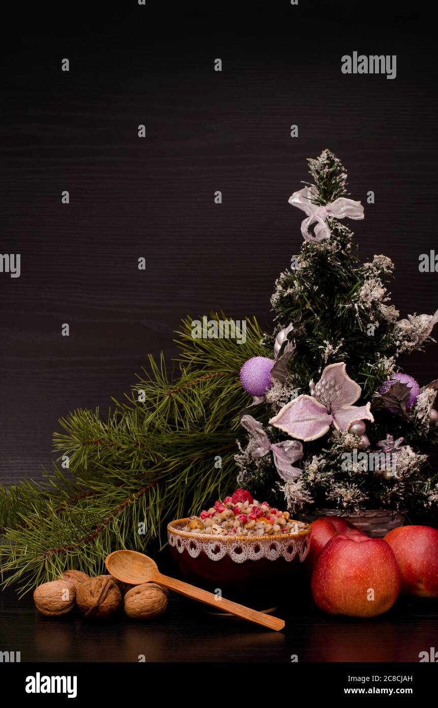 Noël kutia traditionnel Slave Sweet-dish. Noix, pommes et arbre de Noël Banque D'Images