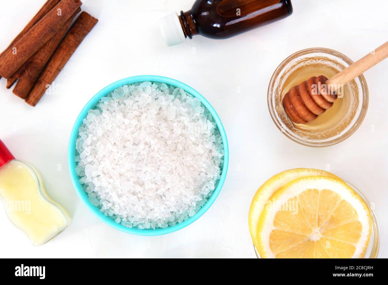 Ingrédients naturels pour gommage au sel du corps fait maison. Miel, sel de  mer et citron. Soin de la peau organique Photo Stock - Alamy