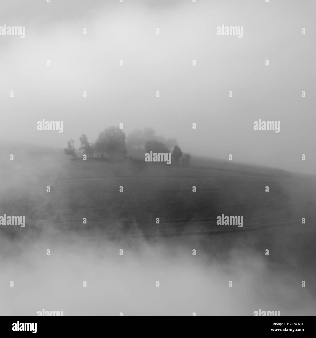 Lever de soleil d'été dans le village de Transylvanie. Paysage brumeux aérien en Transylvanie, au lever du soleil Banque D'Images