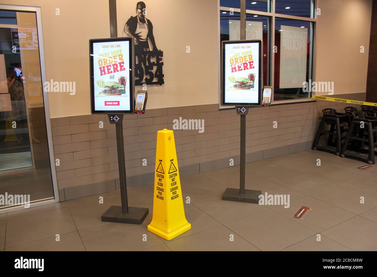 MIDDLETOWN, NY, ÉTATS-UNIS - 13 juin 2020: Burger King nouveaux kiosques libre-service pour la commande sont une nouvelle technologie qui prend des emplois loin des gens c Banque D'Images