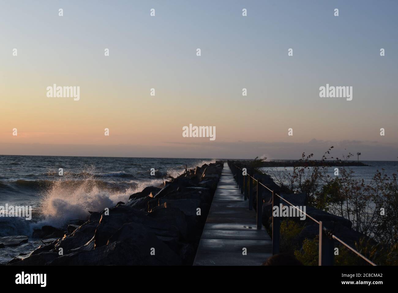 Une jetée au coucher du soleil Banque D'Images