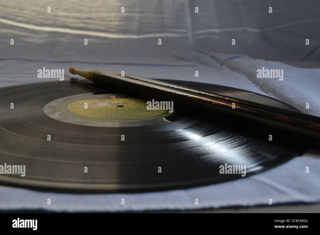 Disque vinyle. Vintage, avec des bâtons de tambour utilisés sur le dessus, en blanc fuyndo, photo avec un arrière-plan flou et une mise au point sélective, Brésil, Amérique du Sud Banque D'Images