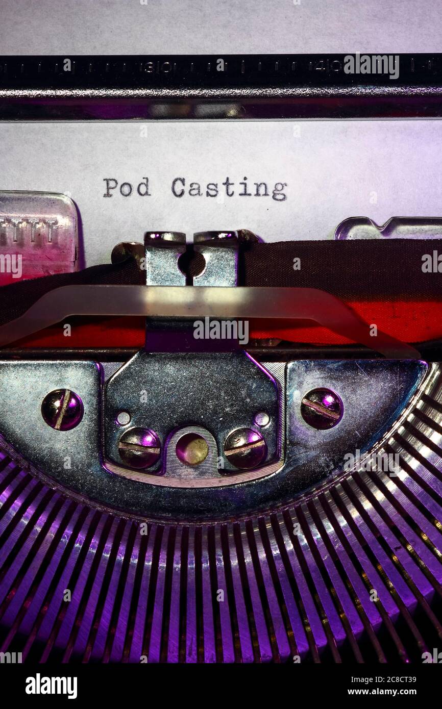 Machine à écrire vintage avec le mot Podcasting imprimé sur une feuille de papier concept de médias sociaux Banque D'Images