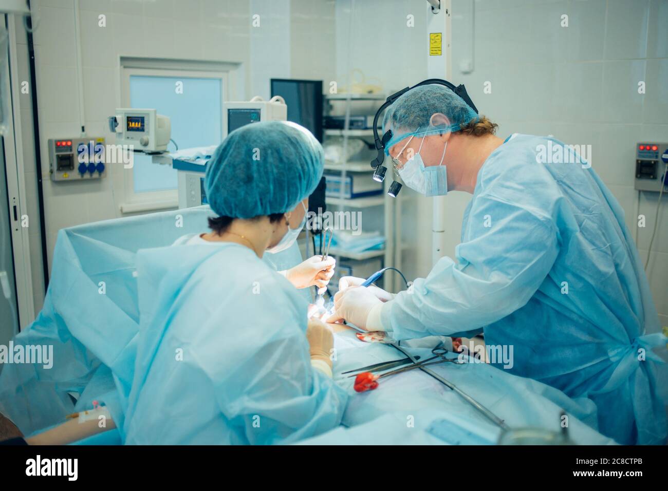 Chirurgien opérant une dose en direct Banque D'Images