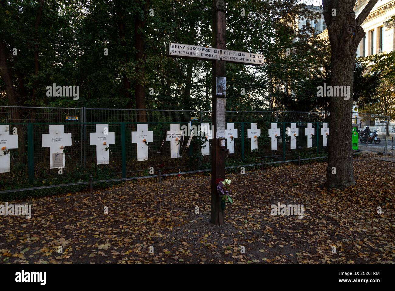 Plaques commémoratives à l'angle d'Ebertstraße et de Scheidemannstraße en mémoire des victimes du mur de Berlin 1961-1989. -- Mindelader på hjørnet af EB Banque D'Images
