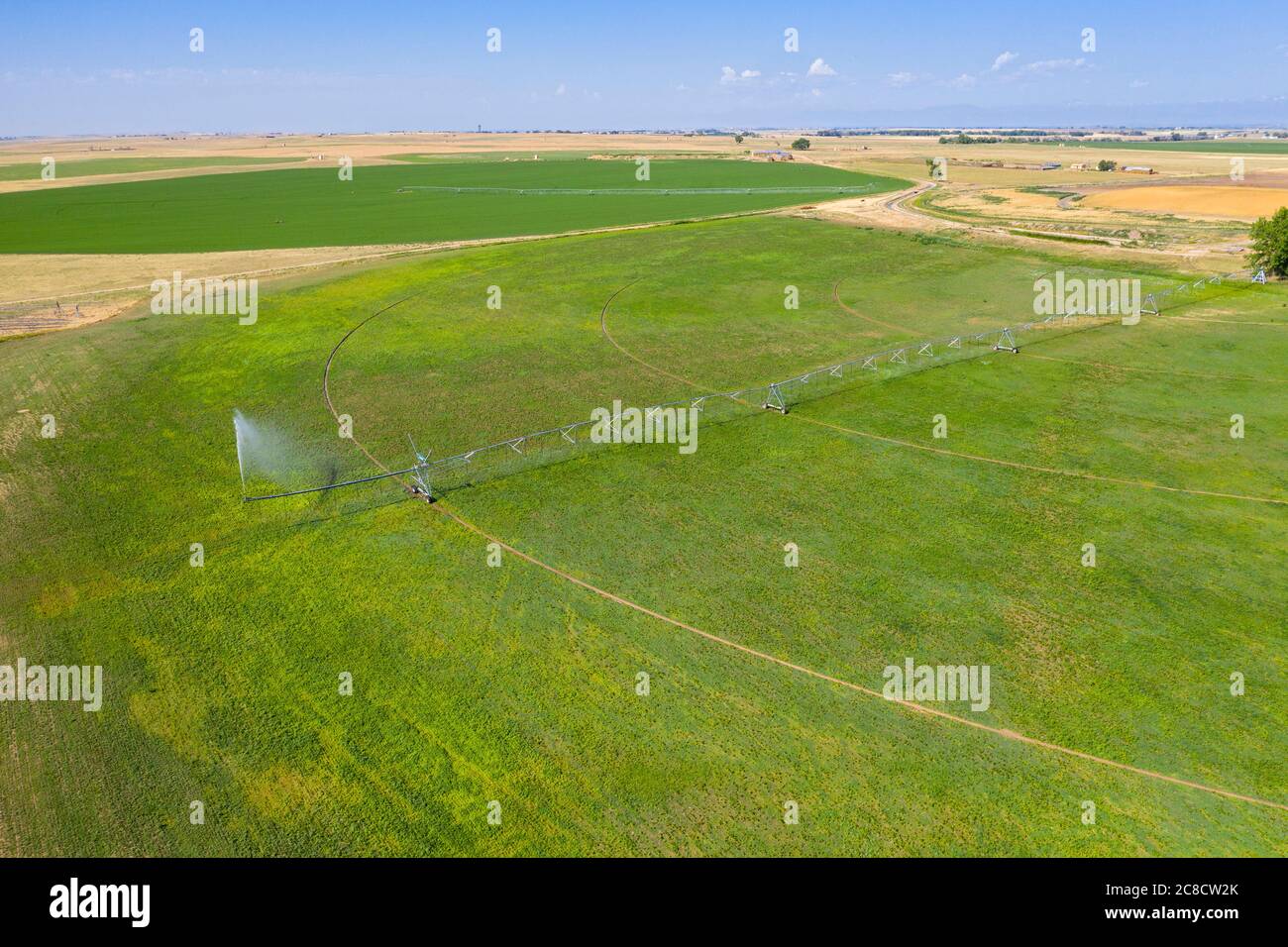 Gilcrest, Colorado - UN système d'irrigation à pivot central dans le comté de Weld, dans l'est du Colorado. La région ne reçoit que 15 pouces de pluie par an, donc de l'eau pour moi Banque D'Images