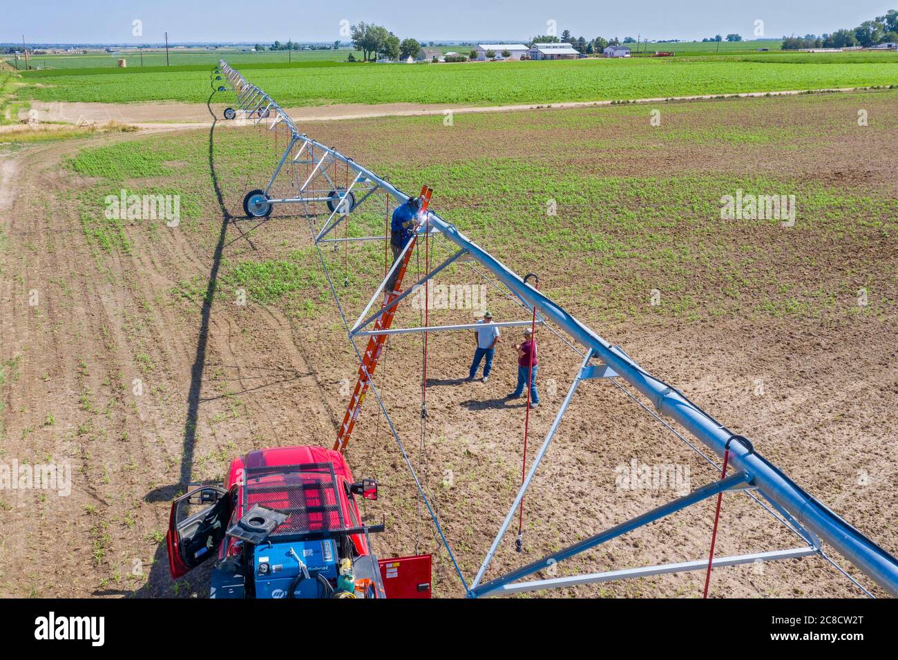 LaSalle, Colorado - les travailleurs installent un système d'irrigation à pivot central dans le comté de Weld, dans l'est du Colorado. La région reçoit seulement 15 pouces de pluie par an, Banque D'Images