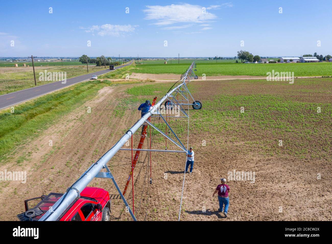 LaSalle, Colorado - les travailleurs installent un système d'irrigation à pivot central dans le comté de Weld, dans l'est du Colorado. La région reçoit seulement 15 pouces de pluie par an, Banque D'Images