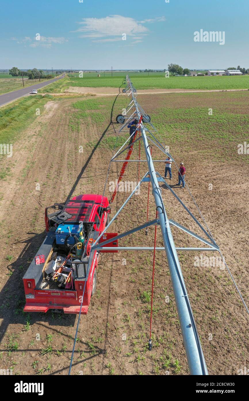 LaSalle, Colorado - les travailleurs installent un système d'irrigation à pivot central dans le comté de Weld, dans l'est du Colorado. La région reçoit seulement 15 pouces de pluie par an, Banque D'Images
