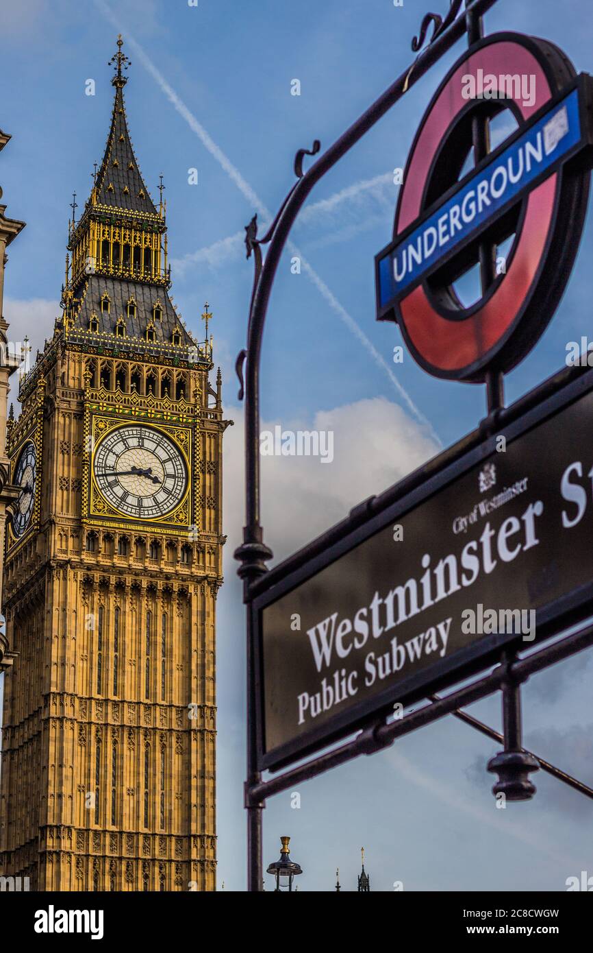 Célèbre Big Ben avec le panneau de la station de métro Westminster et l'entrée en premier plan. Banque D'Images