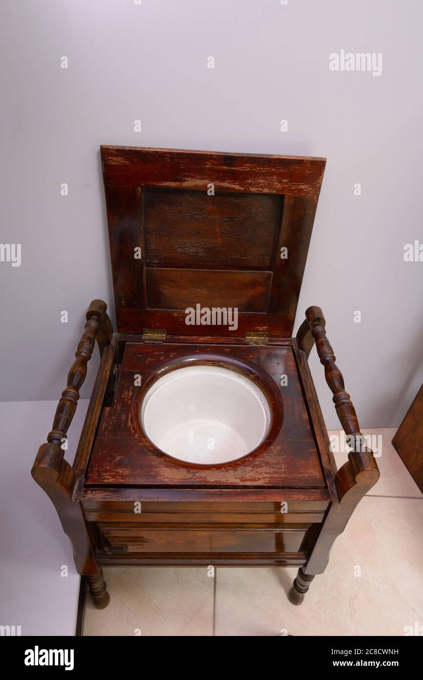 Un ancien bol de toilettes en bois, conçu comme une chaise Photo Stock -  Alamy
