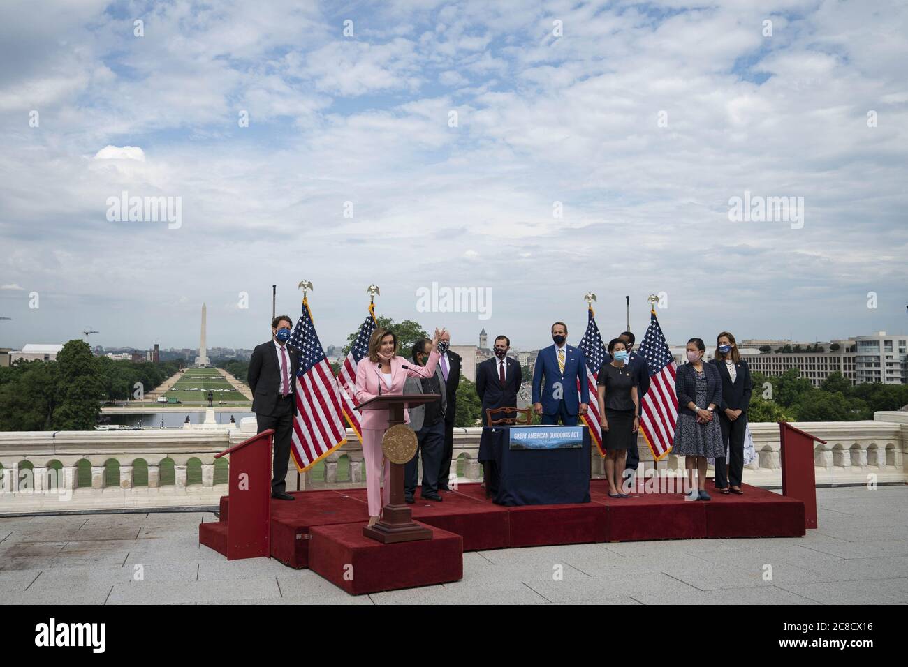 Washington, États-Unis. 23 juillet 2020. La Présidente de la Chambre Nancy Pelosi, D-Californie, participe à une cérémonie d'inscription au projet de loi pour la Great American Outdoors Act sur le front ouest du Capitole des États-Unis à Washington, DC, États-Unis, le jeudi 23 juillet 2020. La loi financera des projets d'entretien des parcs nationaux et des forêts. Photo de Sarah Silbiger/UPI crédit: UPI/Alay Live News Banque D'Images