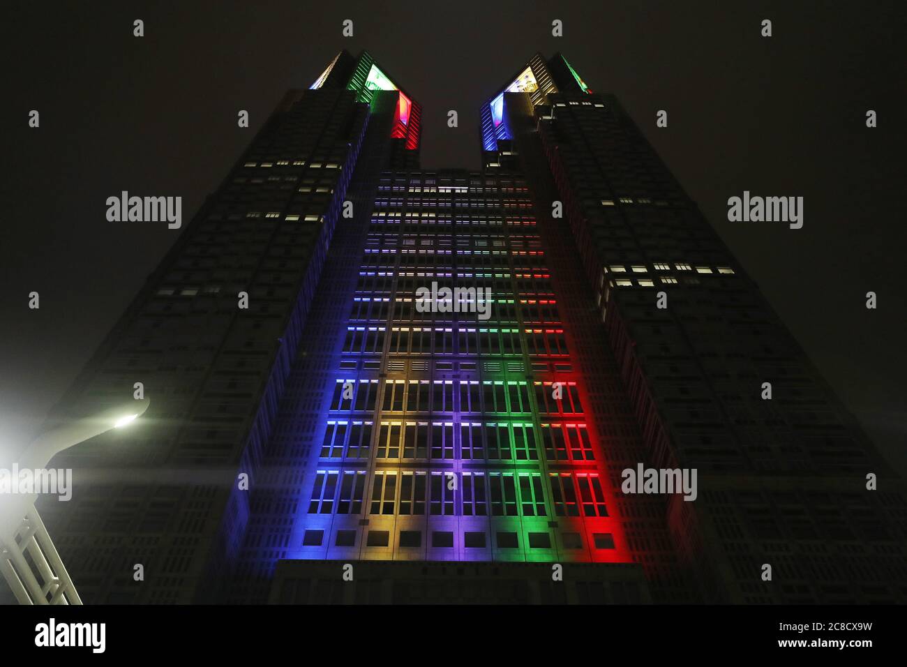 (200723) --TOKYO, 23 juillet 2020 (Xinhua) -- le bâtiment du bureau du gouvernement métropolitain de Tokyo est illuminé par les couleurs du symbole olympique pour marquer une année à venir jusqu'au début des Jeux Olympiques de Tokyo 2020 qui ont été reportés à Tokyo, au Japon, le 23 juillet 2020. (Xinhua/du Xiaoyi) crédit : Xinhua/Alay Live News Banque D'Images