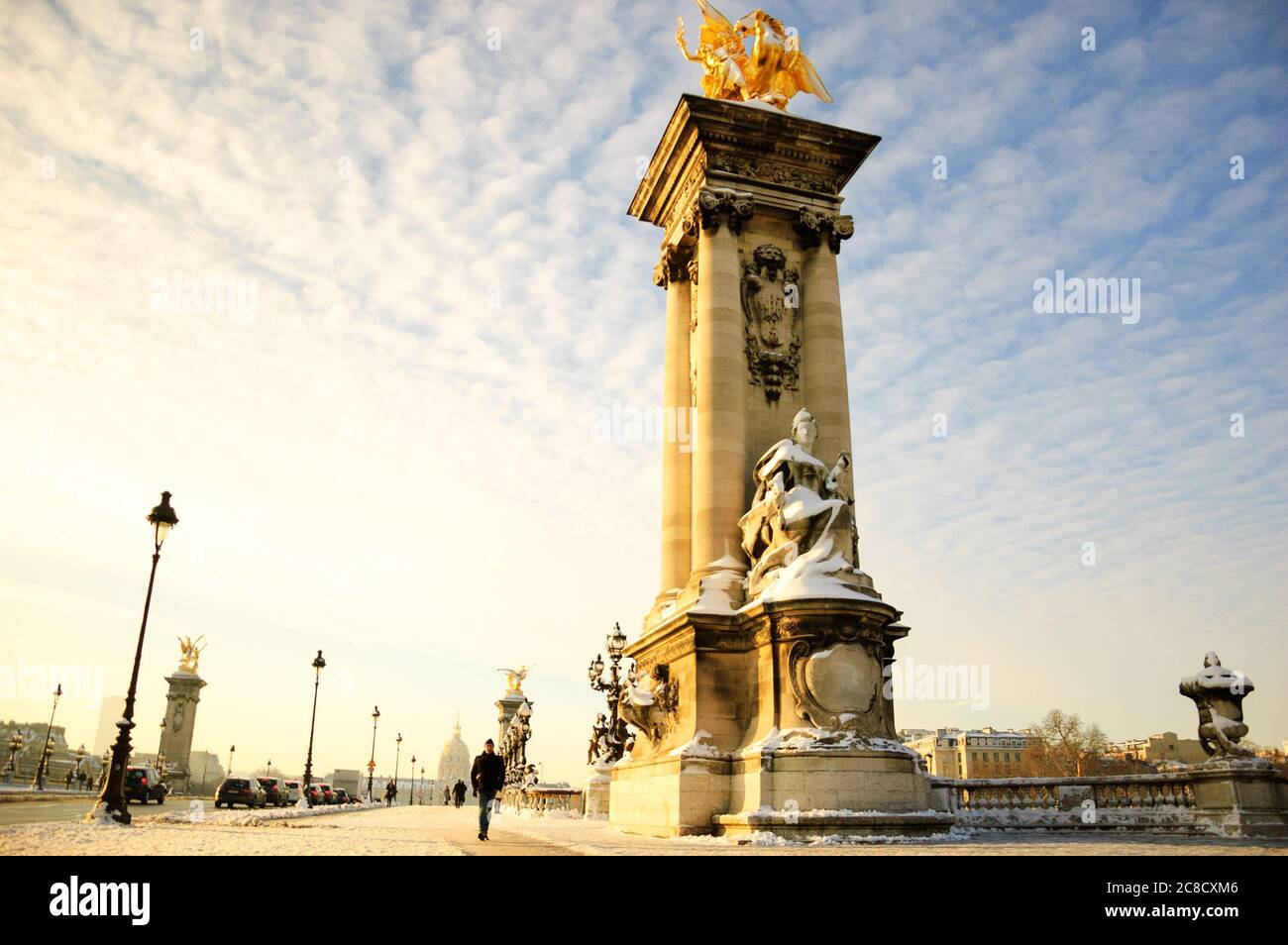 Paris sous la neige. Vue depuis le pont Alexandre III de l'Hôtel national des Invalides. Promenade des gens. Banque D'Images