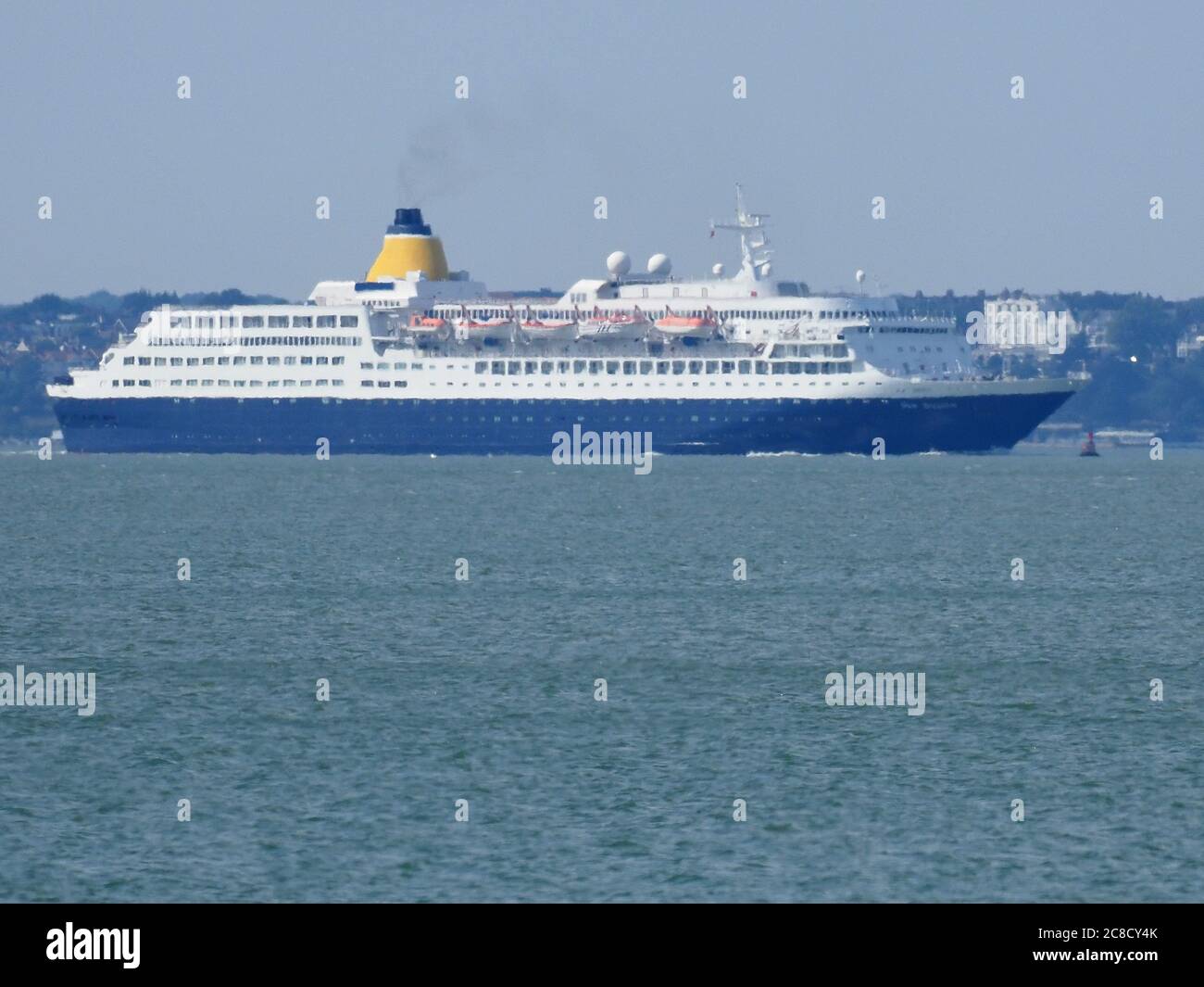 Sheerness, Kent, Royaume-Uni. 23 juillet 2020. Le bateau de croisière bleu Saga Sapphire, caractéristique, a été vu au départ de la Tamise cet après-midi après avoir été mis en place pendant des mois à Tilbury. Le navire a été vendu à Anex Tours et le nom a changé pour Blue Sapphire pour la saison 2021. Crédit : James Bell/Alay Live News Banque D'Images