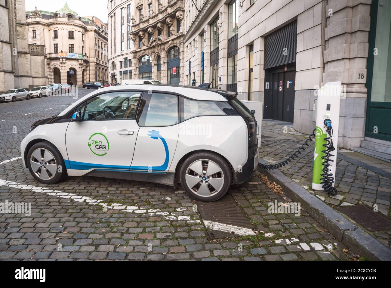 Voiture électrique Zen chargée dans le centre-ville de Bruxelles par une journée d'hiver. Zen car est le leader du partage de voitures électriques en Belgique. Banque D'Images