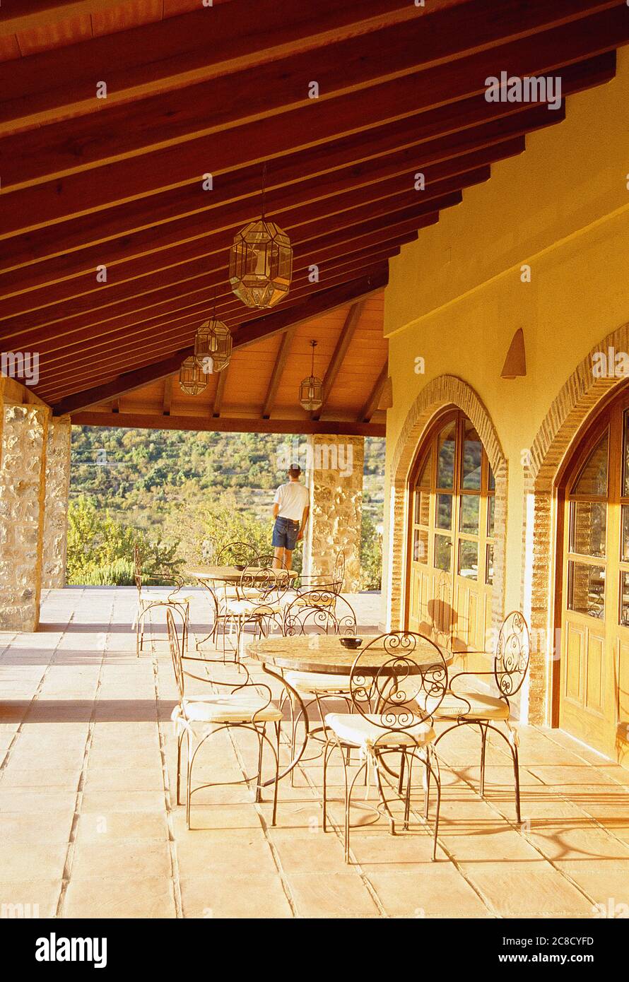 Terrasse dans un hôtel rural. Vall de Laguar, province d'Alicante, Comunidad Valenciana, Espagne. Banque D'Images