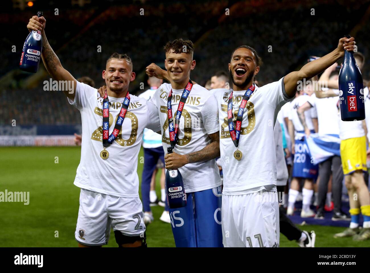 Kalvin Phillips (à gauche) de Leeds United, Ben White et Tyler Roberts célèbrent à la fin du match du championnat Sky Bet à Elland Road, Leeds. Banque D'Images