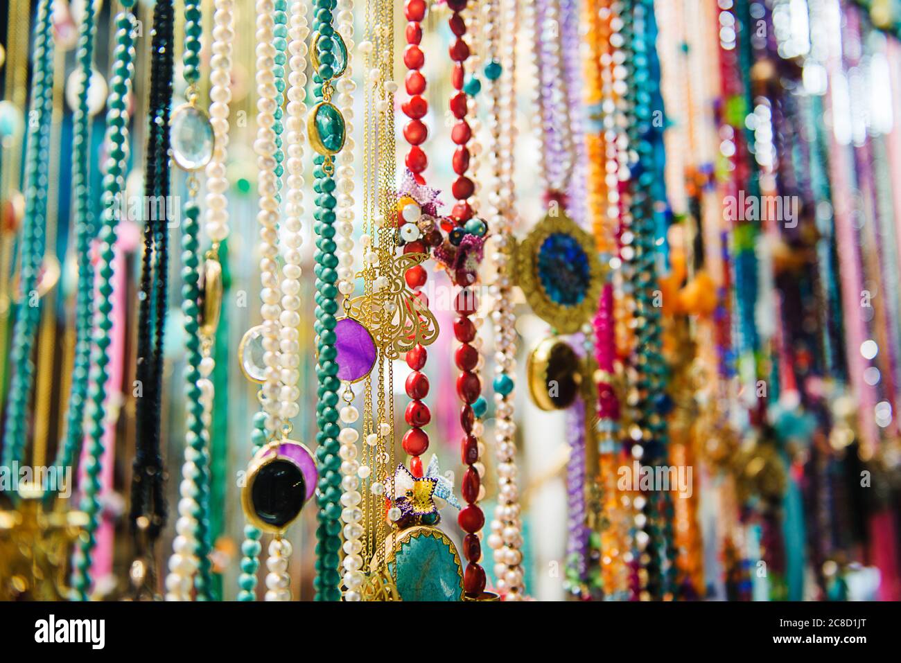Gros plan de perles colorées à vendre, Grand Bazar, Istanbul, Turquie Banque D'Images