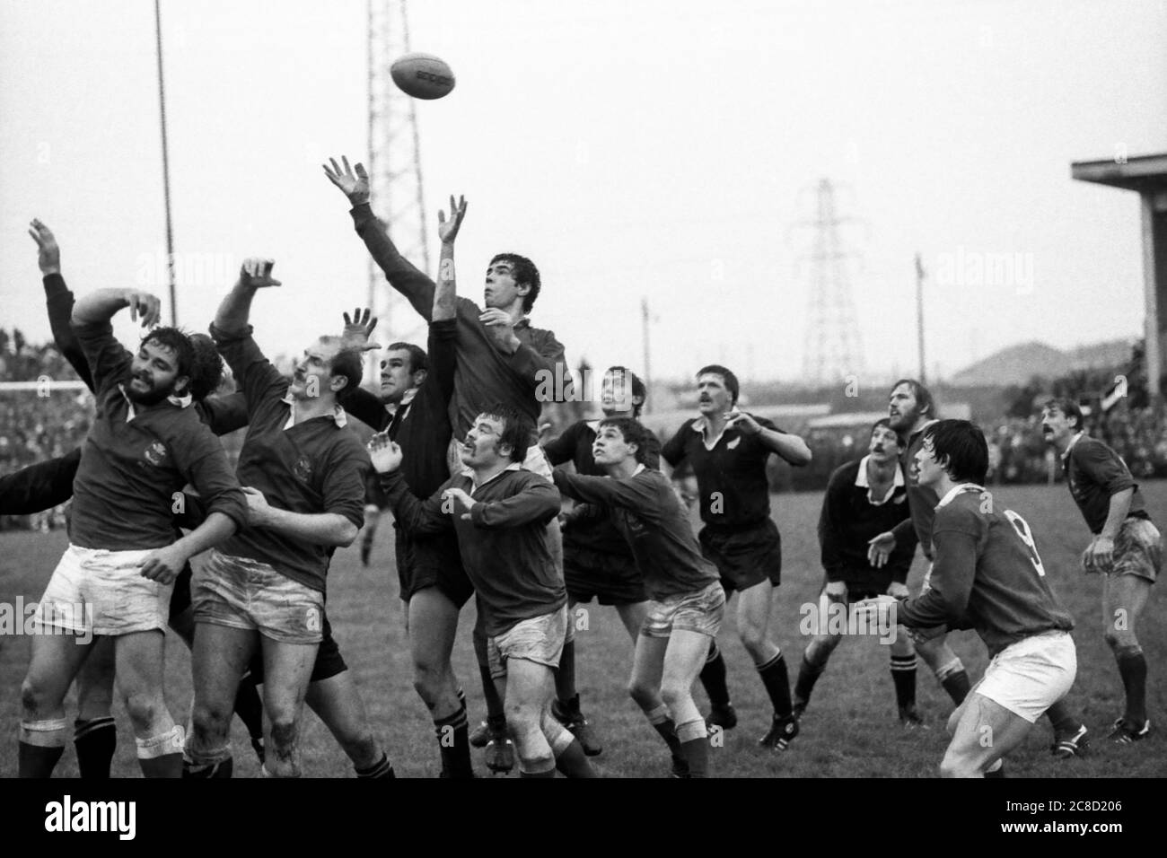 Llanelli RFC deuxième rangée Russell Cornelius gagnant le bon ballon contre la tournée de Nouvelle-Zélande All Blacks au parc de Stradey, Llanelli le 21 octobre 1980. Banque D'Images