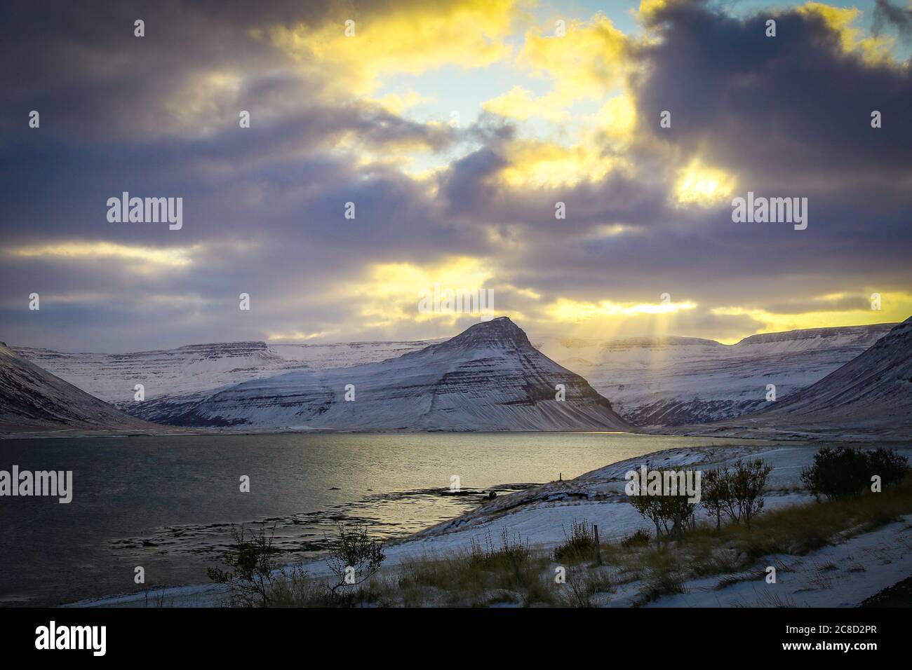 Belle vue ensoleillée sur la montagne dans l'ouest fjords Islande Banque D'Images