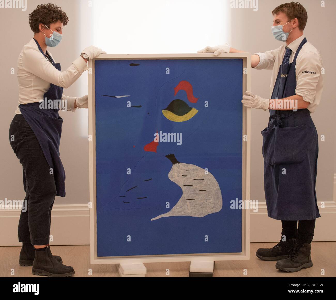 Sotheby’s, Londres, Royaume-Uni. 23 juillet 2020. Aperçu de la vente aux enchères et de l'exposition unique de Sotheby, qui s'étend sur un demi-millénaire d'histoire de l'art de Rembrandt à Richter, dans un photohall socialement distancé. La vente en soirée a lieu le 28 juillet. Image: Joan Miró, peinture (femme au chapeau rouge), 1927, estime à 20-30 millions de livres. Invisible depuis des décennies, et pour la dernière fois aux enchères en 1966, c'est le premier travail de cette importance à apparaître aux enchères depuis que la peinture (étoile bleue) a établi le record de l'artiste en 2012. Crédit: Malcolm Park/Alay Live News. Banque D'Images