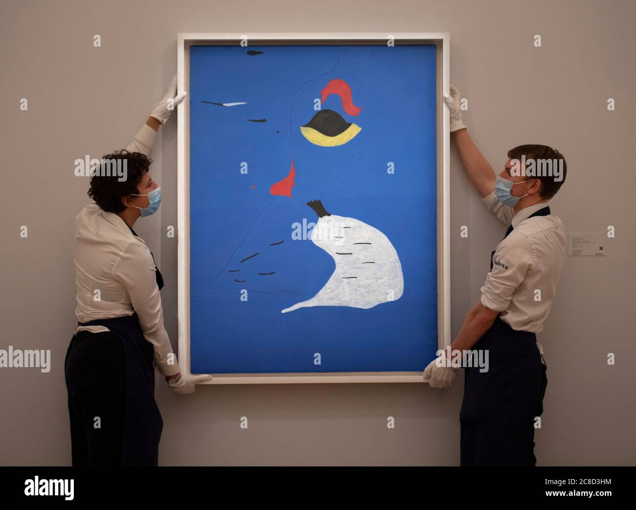 Sotheby’s, Londres, Royaume-Uni. 23 juillet 2020. Aperçu de la vente aux enchères et de l'exposition unique de Sotheby, qui s'étend sur un demi-millénaire d'histoire de l'art de Rembrandt à Richter, dans un photohall socialement distancé. La vente en soirée a lieu le 28 juillet. Image: Joan Miró, peinture (femme au chapeau rouge), 1927, estime à 20-30 millions de livres. Invisible depuis des décennies, et pour la dernière fois aux enchères en 1966, c'est le premier travail de cette importance à apparaître aux enchères depuis que la peinture (étoile bleue) a établi le record de l'artiste en 2012. Crédit: Malcolm Park/Alay Live News. Banque D'Images