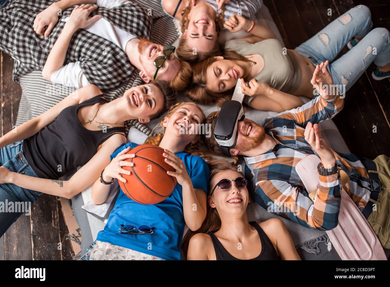 amitié, loisirs, été et personnes concept - groupe d'amis souriants couché sur le sol dans le cercle à l'intérieur Banque D'Images