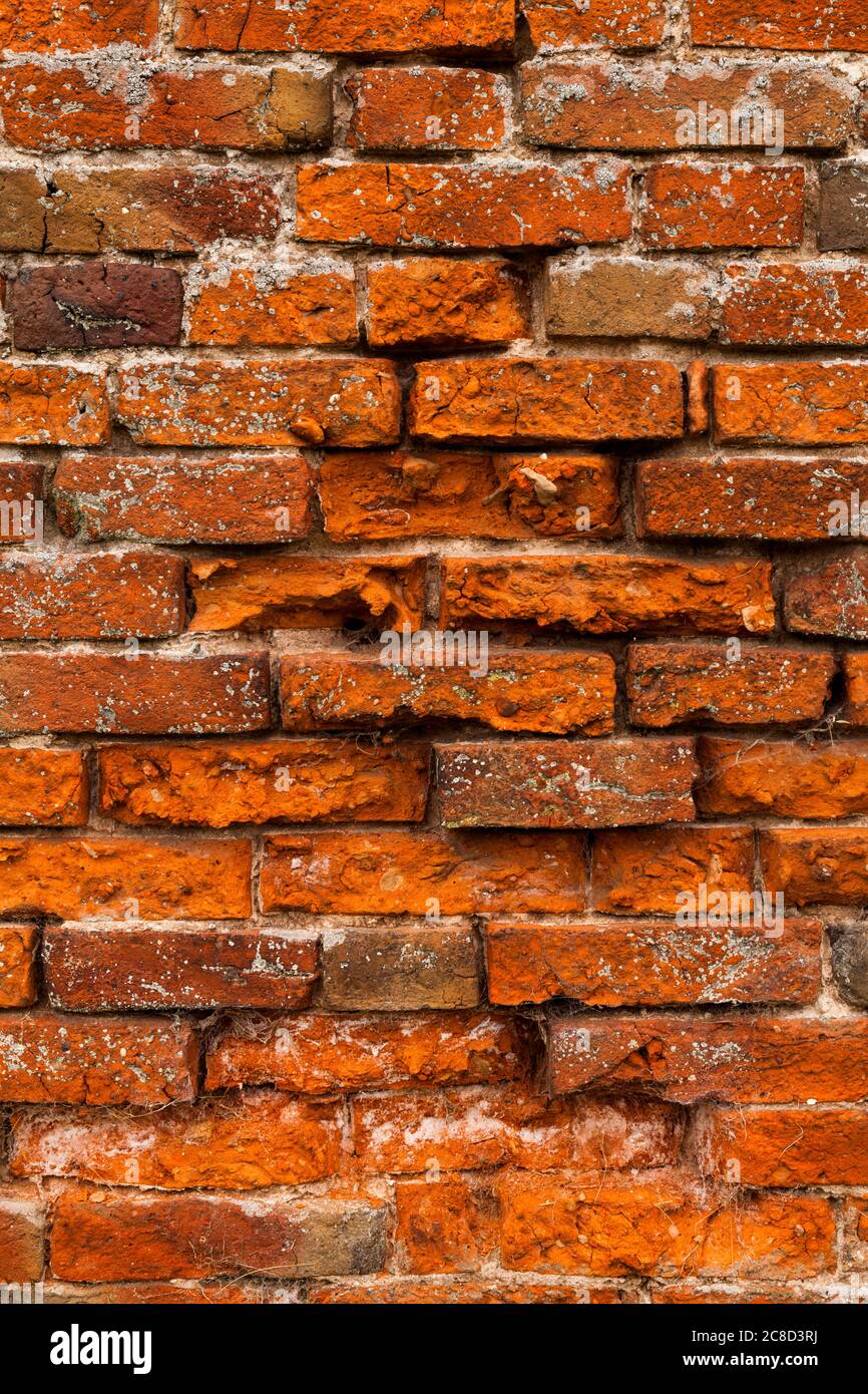 Un vieux mur de briques rouges Banque D'Images