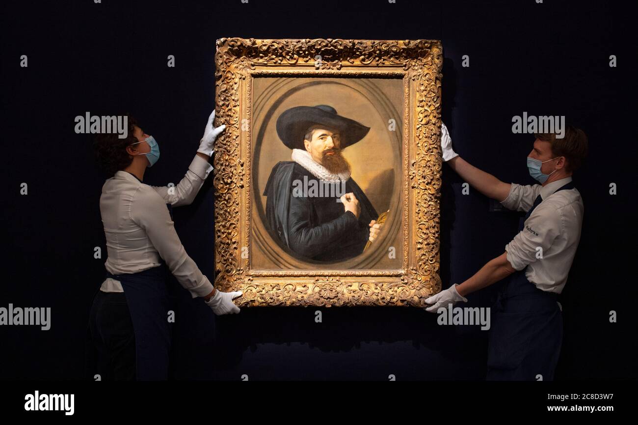 (Sotheby’s, Londres, Royaume-Uni. 23 juillet 2020. Aperçu de la vente aux enchères et de l’exposition unique de Sotheby, qui couvre un demi-millénaire d’histoire de l’art, de Rembrandt à Richter. Image: Frans Hals, Portrait d'un homme, demi-longueur en noir, avec UN chapeau noir à large bord et UNE bordure blanche, tenant ses gants, dans UN ovale peint, 1635, estime de £2-3 millions. Invisible et inconsidéré par les chercheurs pendant plus d'un demi-siècle, ce portrait récemment redécouvert d'un homme inconnu vient de nouveau sur le marché. Crédit: Malcolm Park/Alay Live News. Banque D'Images
