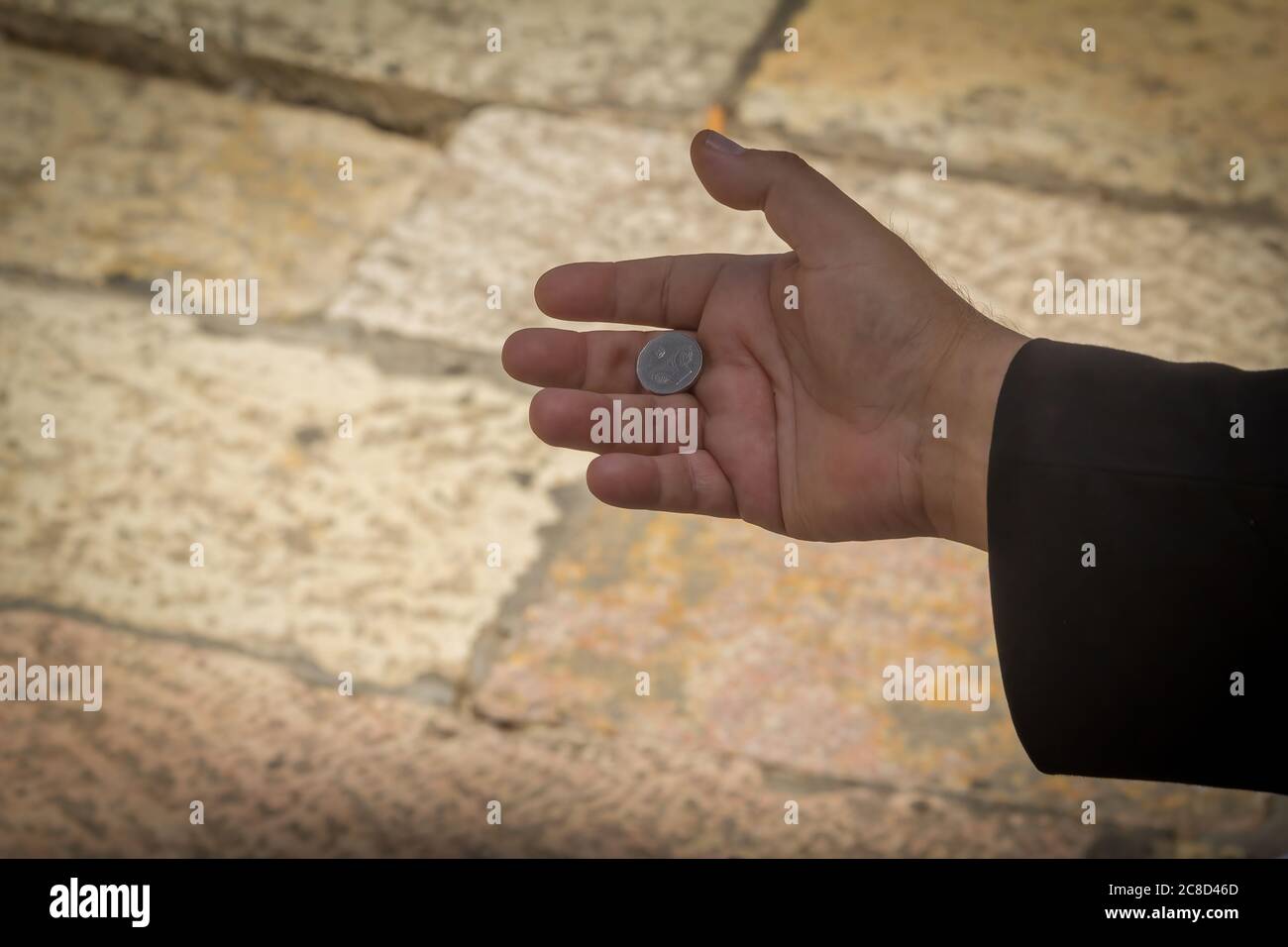 Jérusalem, Israël: Un mendiant de rue demande l'aide de gens quelque part dans le quartier juif de la vieille ville. Banque D'Images