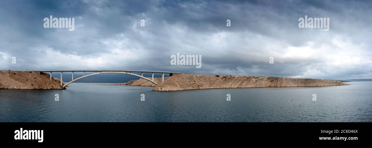 Panorama du pont croate 'Paski Most' reliant le continent à l'île de Pag en Dalmatie, une partie de la Croatie Banque D'Images